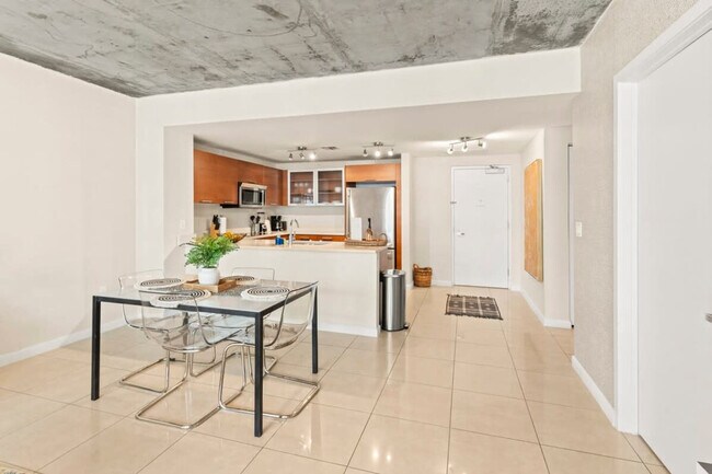 Building Photo - 3256 NE 1st Ave