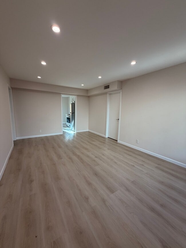 Building Photo - 1134 E Doran St