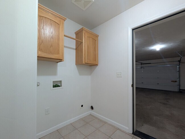 Building Photo - Great 3 Bedroom, 2-Bath Home With 2 Separate Living Rooms!