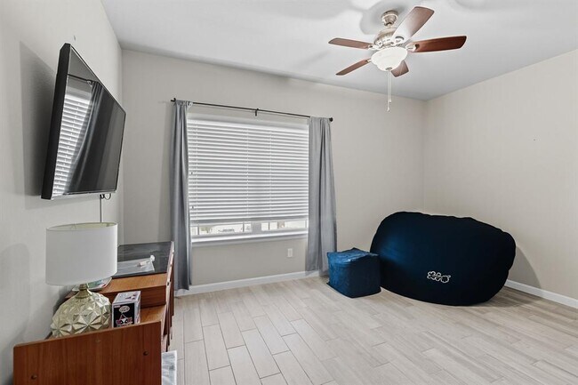 Building Photo - 513 Cerezo Dr