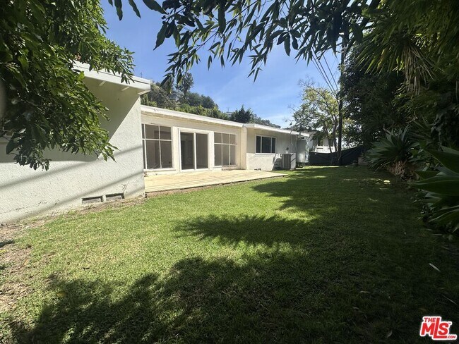 Building Photo - 1555 San Ysidro Dr