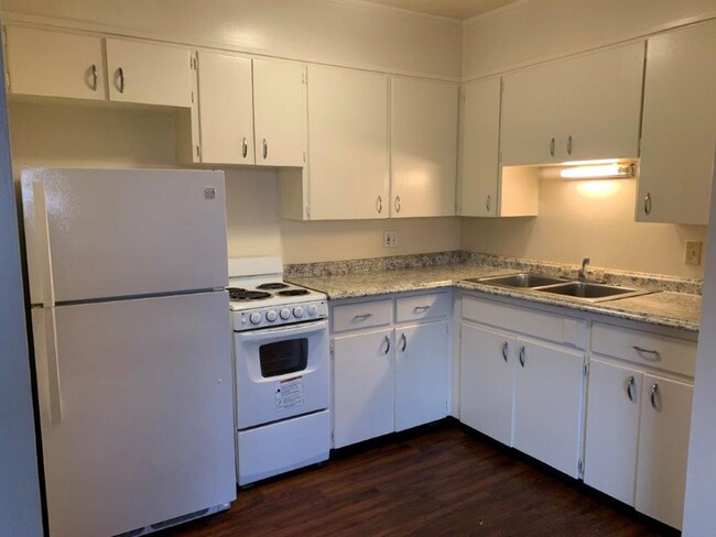 Building Photo - Welcome to this cozy 2nd floor 1-bedroom, ...