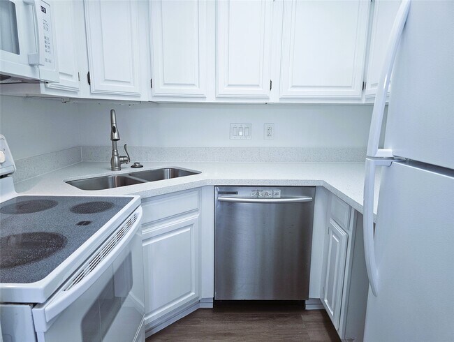 Building Photo - 921 Marine Dr