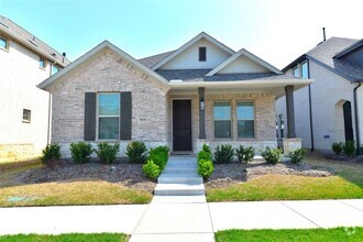 Building Photo - 925 Plaza Ln