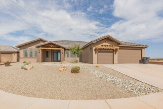 Building Photo - 5 Bedroom Home with a Pool!!!
