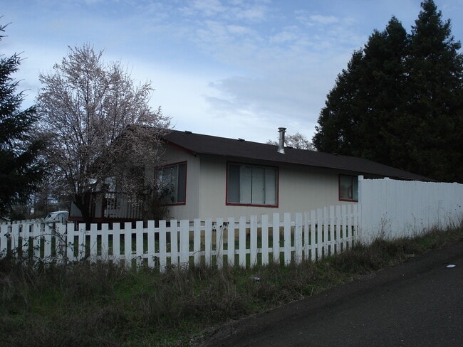 Building Photo - ~Centrally Located 3 Bedroom Home~