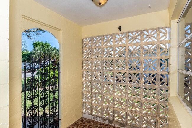 Building Photo - 136 Valencia Dr