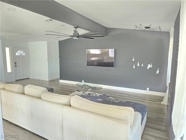 Building Photo - 1405 Termas