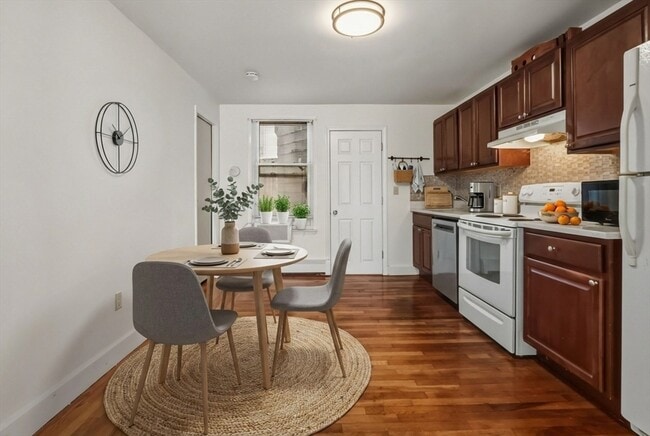 Building Photo - 50 Monmouth St