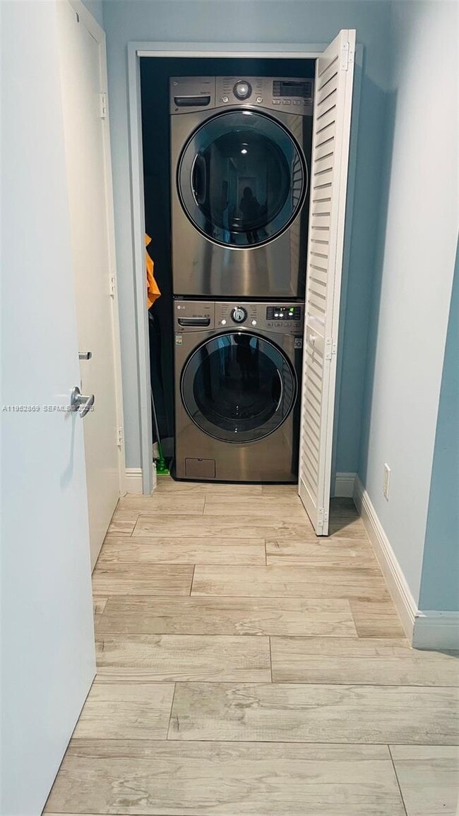 Building Photo - 2475 Brickell Ave