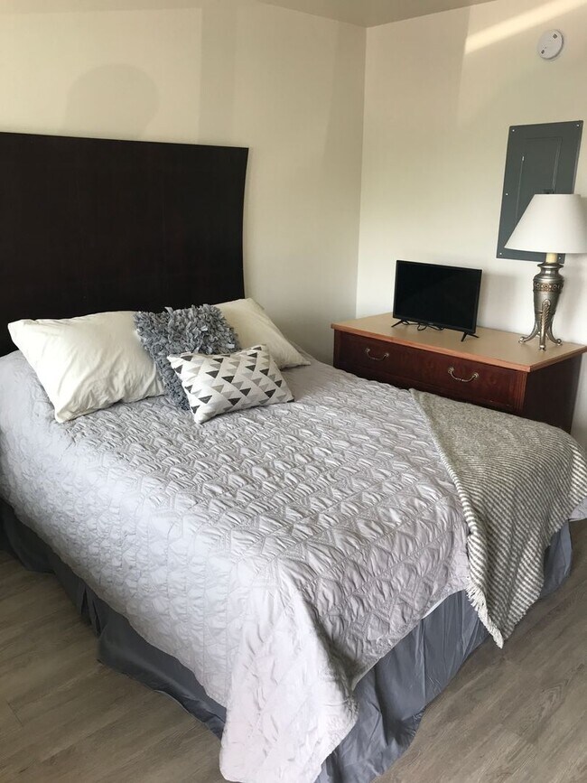 Building Photo - Furnished Studio