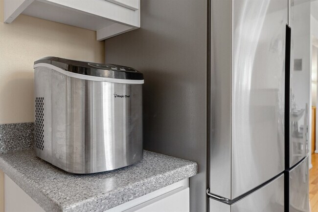 Building Photo - 10 James Dr