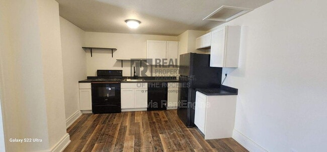 Building Photo - 606 W 24th St