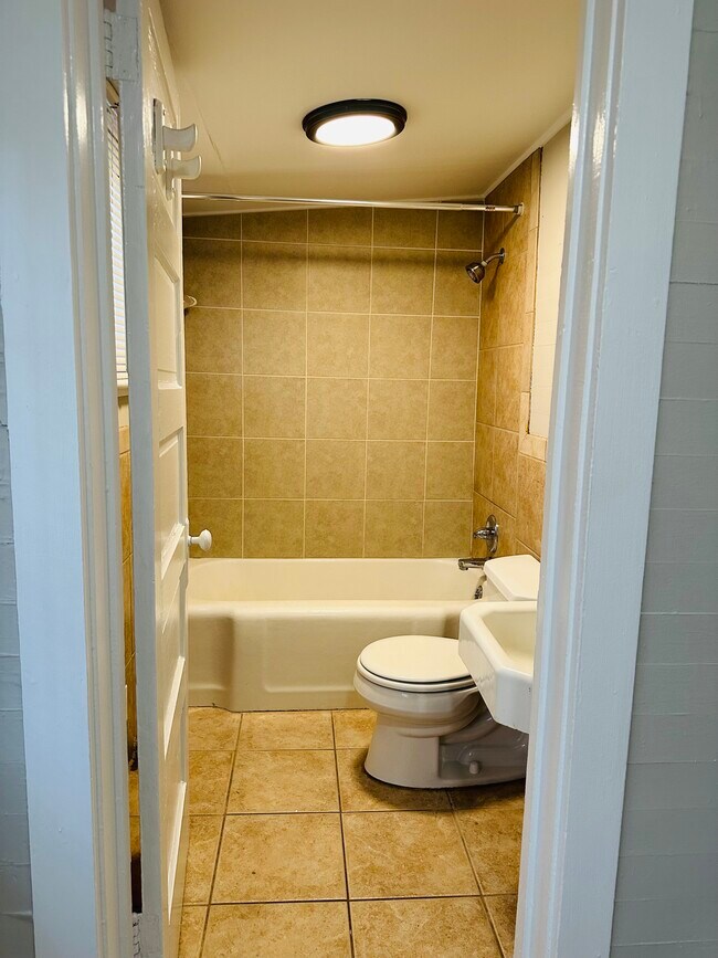 Building Photo - 316 Knight St