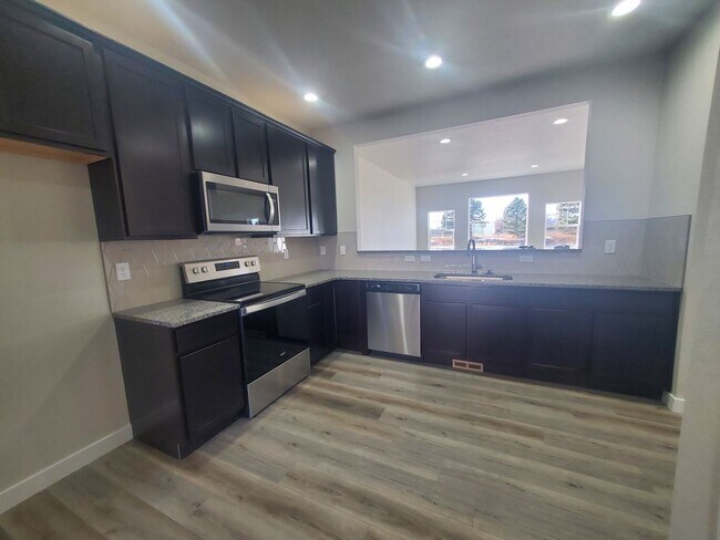 Building Photo - Updated and Very Spacious 3 Bedroom Townho...