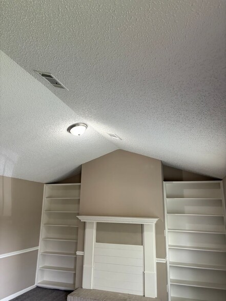Building Photo - 6459 Summer Creek E