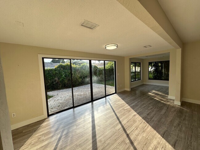 Building Photo - 702 Green Rd