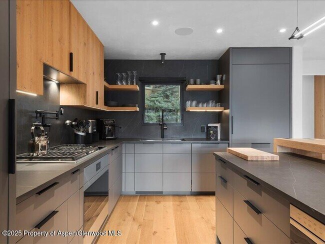 Building Photo - 100 N 8th St