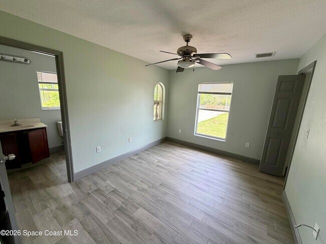 Building Photo - 915 Twisting Branch Ct