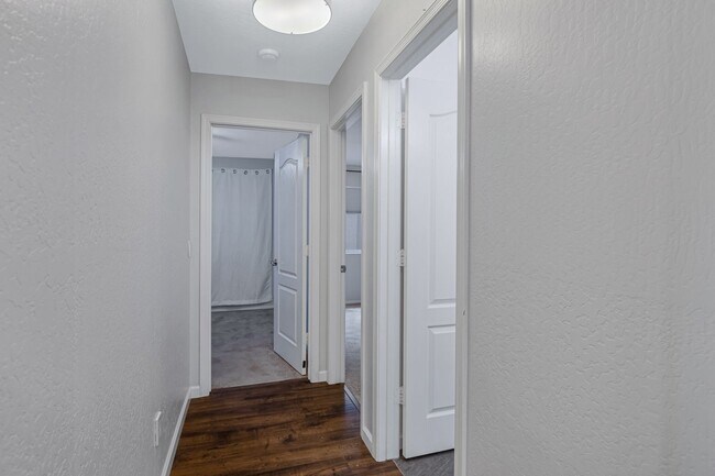 Building Photo - 4 Bedroom/2 Bathroom Remodeled home with S...