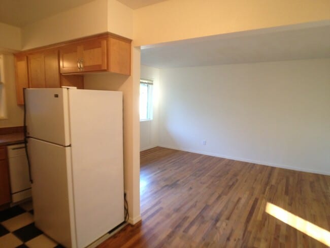 Building Photo - Lower 1bed, bike storage, great location, all dogs welcome!