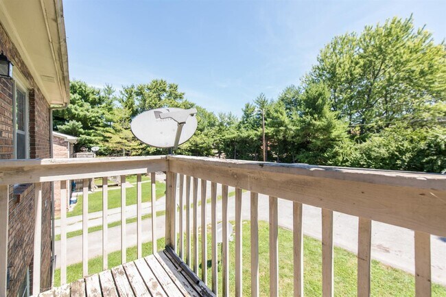 Building Photo - 3736 Camelot Dr