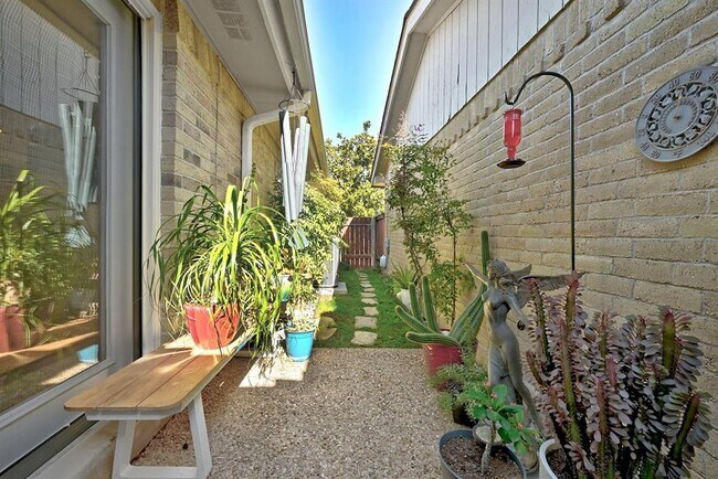 Building Photo - 11133 Pinehurst Dr