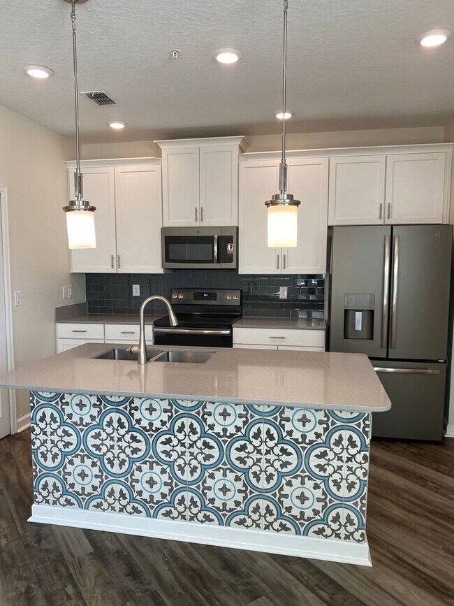 Building Photo - STOREY PARK - 3BR/2.5BA TOWNHOME WITH 2 CAR GARAGE