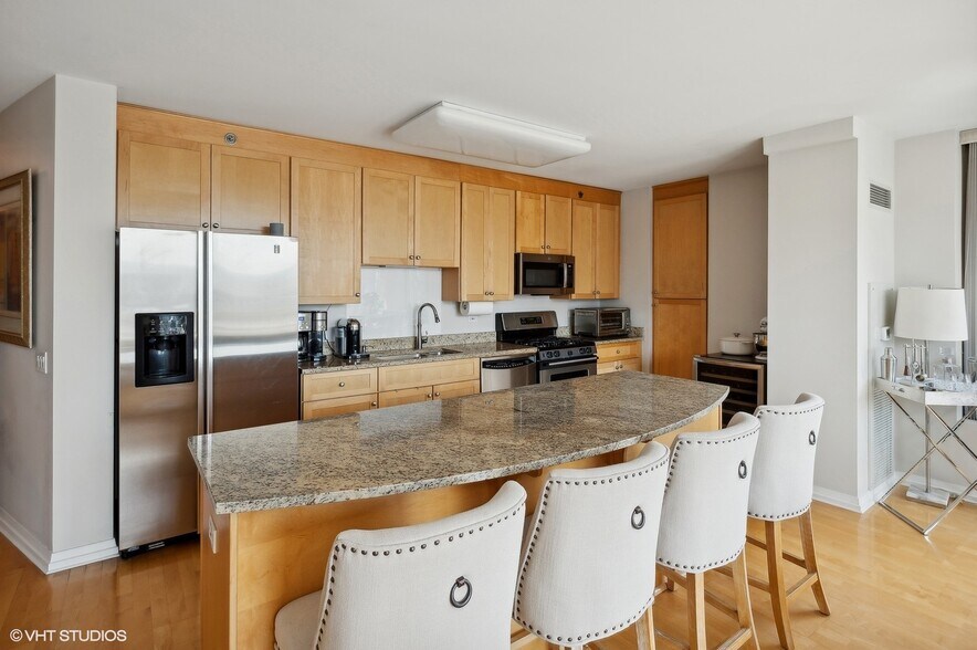 Building Photo - 33 W Ontario St