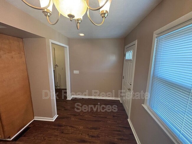 Building Photo - 600 Valleyview Dr