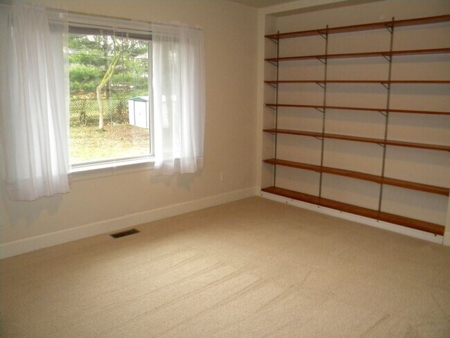 Building Photo - 2010 S Race St