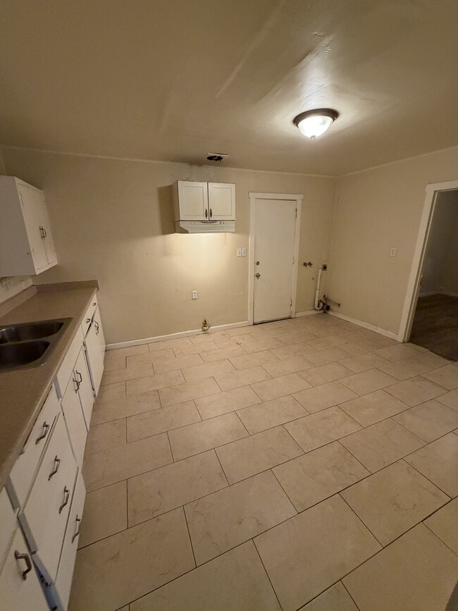 Building Photo - 1906 N Giddings St