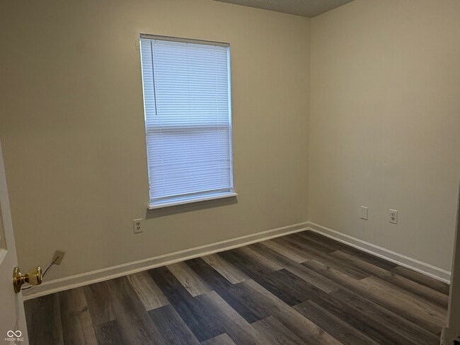 Building Photo - 4930 Elliott Ave