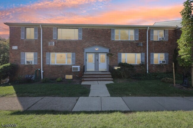 Building Photo - 12 Wedgewood Dr