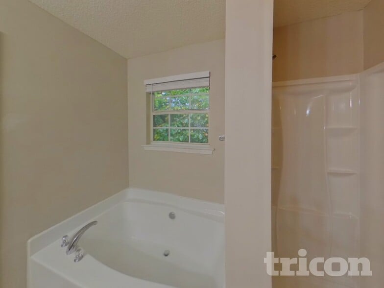 Building Photo - 7913 Four Oaks Ct