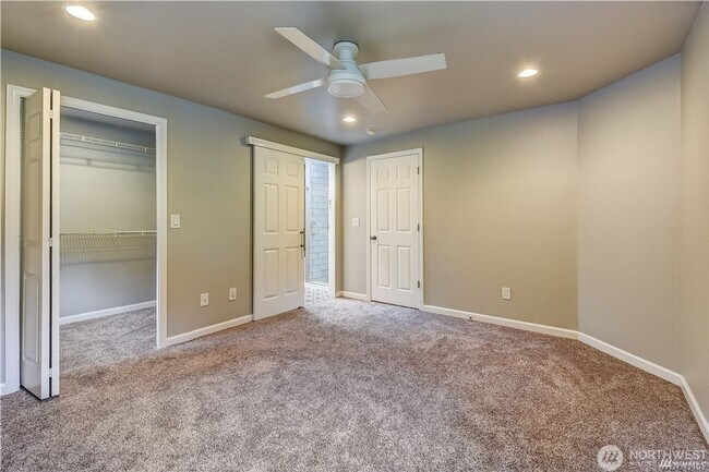 Building Photo - 3bd/2.5ba Renton Home