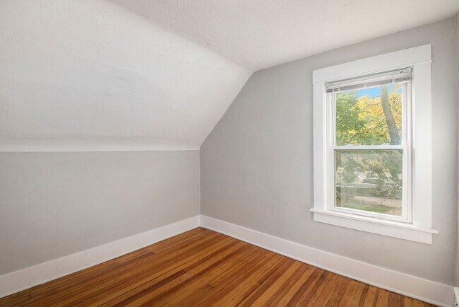 Building Photo - 3 bed/1.5 Bath Single Family Home