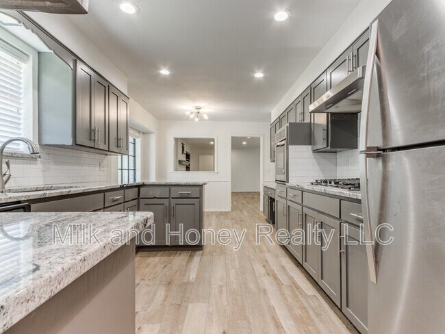 Building Photo - 3004 Kent Dr