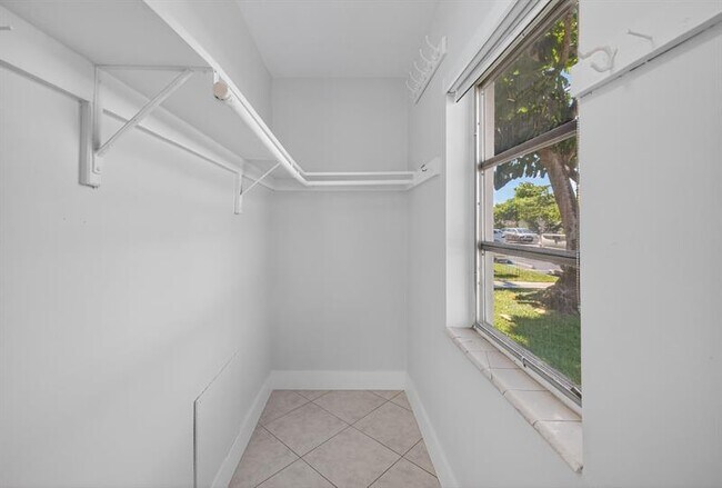 Building Photo - 510 SW 15th St