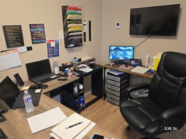 Building Photo - 830 Victoria Dr