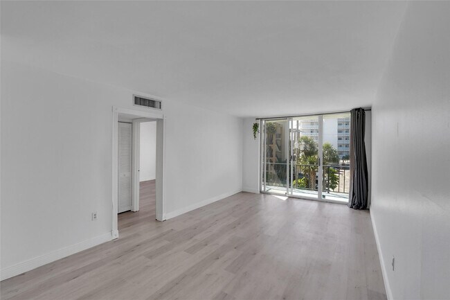 Building Photo - 301 Croton Ave