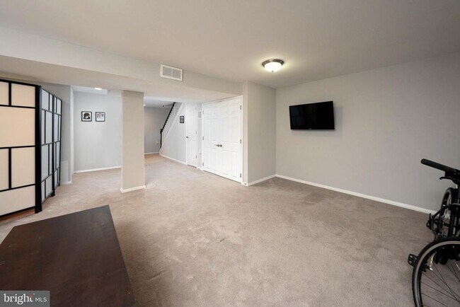 Building Photo - 1025 Commanders Way N