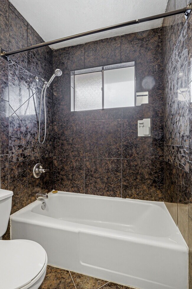 Building Photo - 3-Bedroom Duplex with Refrigerated AC.