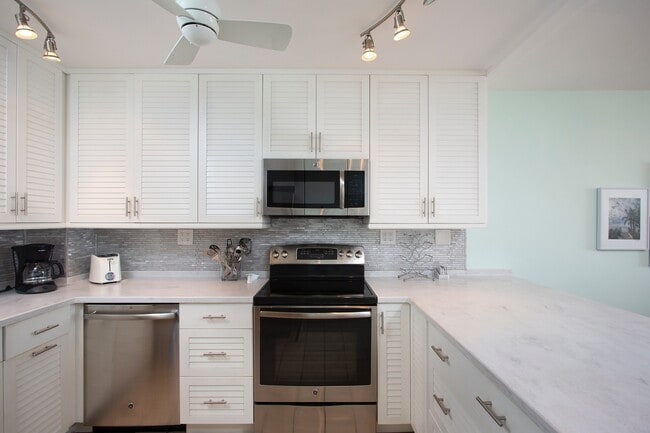 Building Photo - 1 Bedroom 1 Bathroom Furnished Top Floor Direct Ocean View Condo