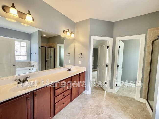 Building Photo - 4033 Hunting Path Dr