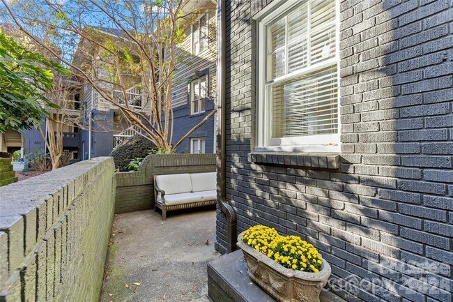 Building Photo - 609 Queens Rd