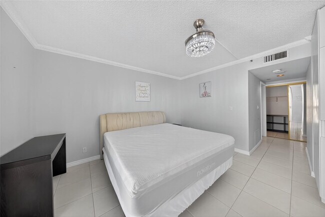 Building Photo - 20185 E Country Club Dr