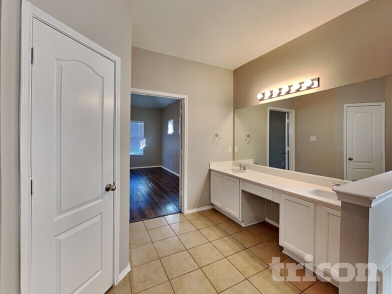 Building Photo - 2784 Sweetbriar Ln