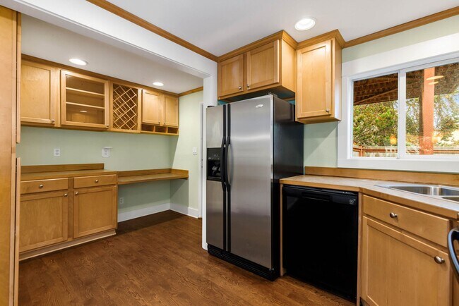 Building Photo - $1000 one-time rental concession! 3 Bedroom Home in the Heart of W Seattle!