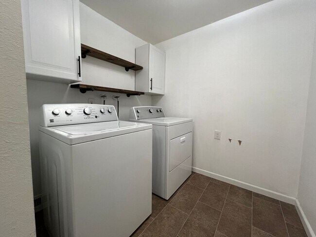 Building Photo - 3 Bedroom 2.5 Bath in Desirable Renton Fairwood Greens